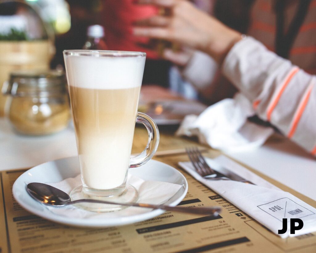 Kava su pienu, cukrumi ar saldikliais – poveikis kasai